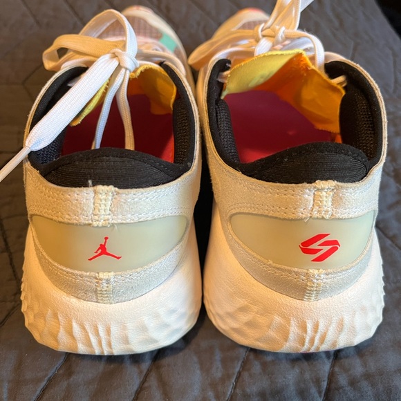 Jordan’s with cool color way EUC - Picture 4 of 13